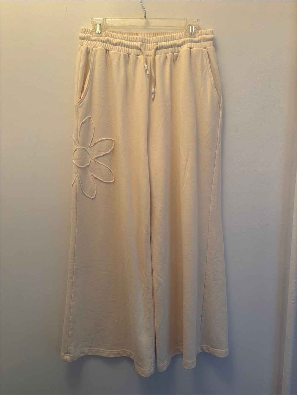 easel | NWT Cream Wide-Leg Drawstring Pants with Daisy Appliqué Sz L - Picture 4 of 11